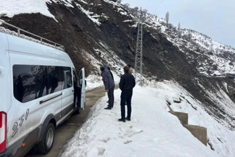 Sağanak sonrası heyelan! Yola dev kaya par&ccedil;aları d&uuml;şt&uuml;, faciadan kıl payı d&ouml;n&uuml;ld&uuml;