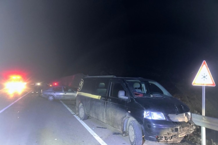 Kastamonu'da minib&uuml;s ile otomobil &ccedil;arpıştı: 4 yaralı
