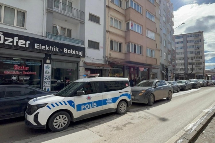 74 yaşındaki adam &ccedil;&ouml;p evde &ouml;l&uuml; bulundu