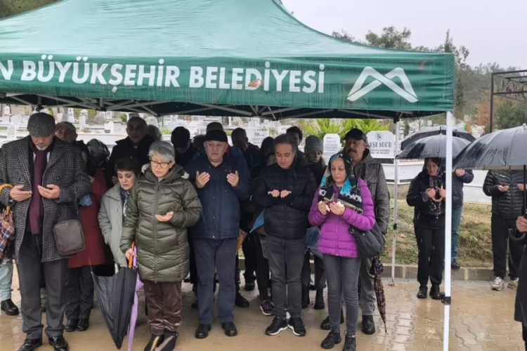 &Ouml;d&uuml;ll&uuml; keman sanat&ccedil;ısı La&ccedil;in, mezarı başında anıldı