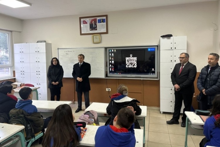 6 şubat depremlerinde hayatını kaybedenler Bursa'daki okullarda anıldı 