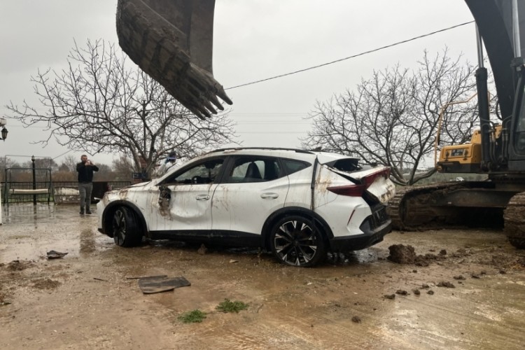 Kontrolden çıkan araç dere yatağına uçtu! Kardeşler can verdi...