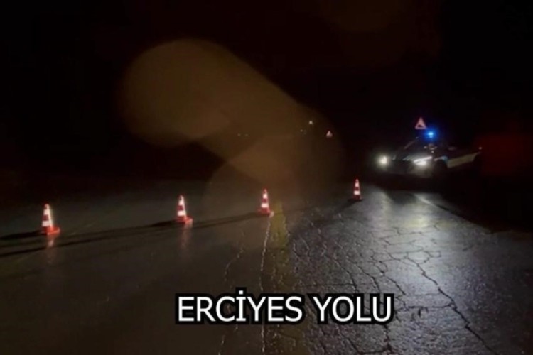 Kayseri-Erciyes yolu kar yağışı nedeniyle trafiğe kapandı