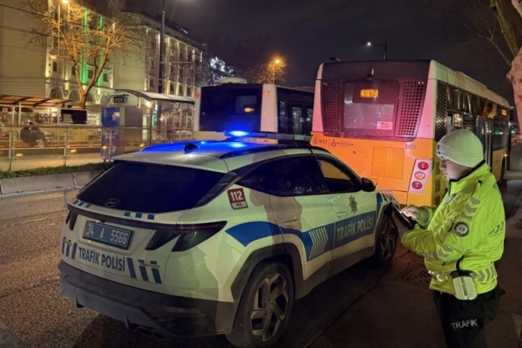 İstanbul'da İETT otobüsünün çarptığı yaya yaralandı 