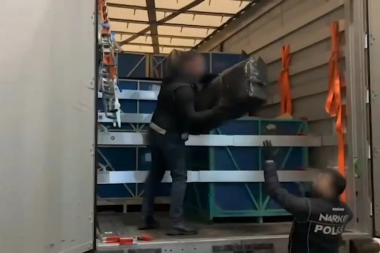 Bakan Yerlikaya duyurdu! 240 kilogram skunk uyuşturucu madde ele ge&ccedil;irildi