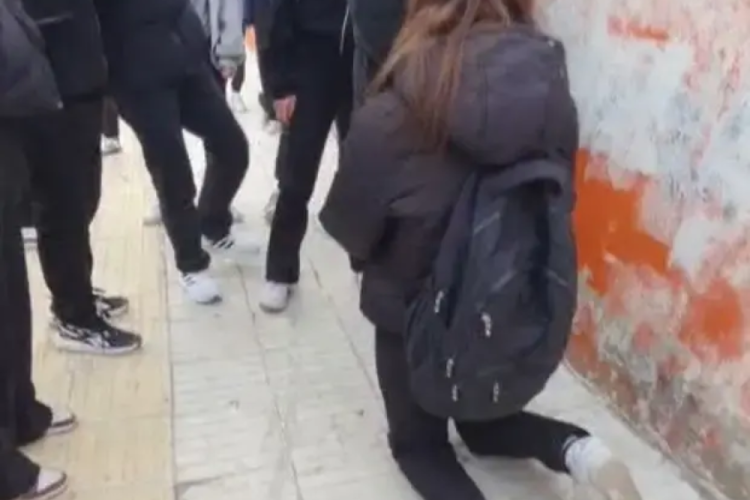 Akran zorbalığı! Önce dövdüler sonra diz çöktürüp özür dilettiler