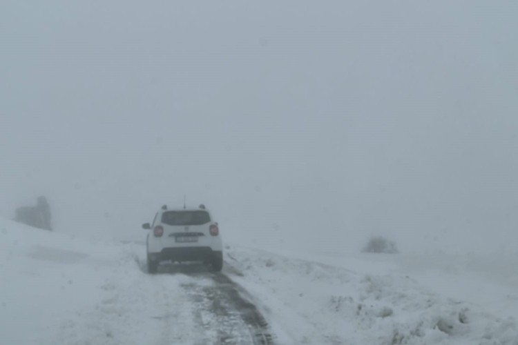 Elazığ'da araç, kar yağışından mahsur kaldı!
