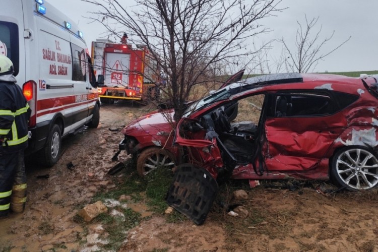 Otomobil ile tır çarpıştı: 1 ölü, 3'ü ağır 4 yaralı