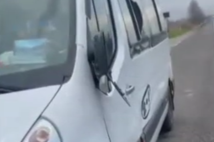 Bursa'da minibüsten indi minibüs çarptı!