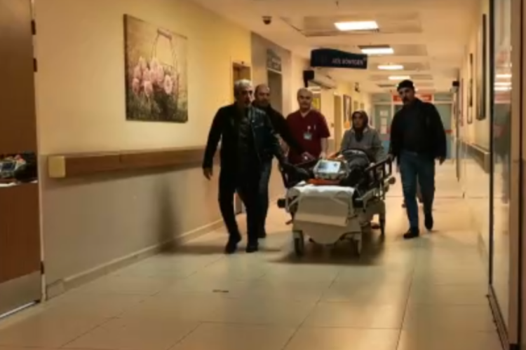 Bursa'da motosiklet çukura düştü: 1'i ağır 2 yaralı