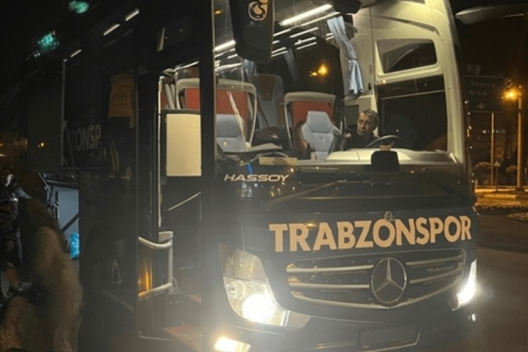 Trabzonspor takım otobüsüne Samsun'da taşlı saldırı 