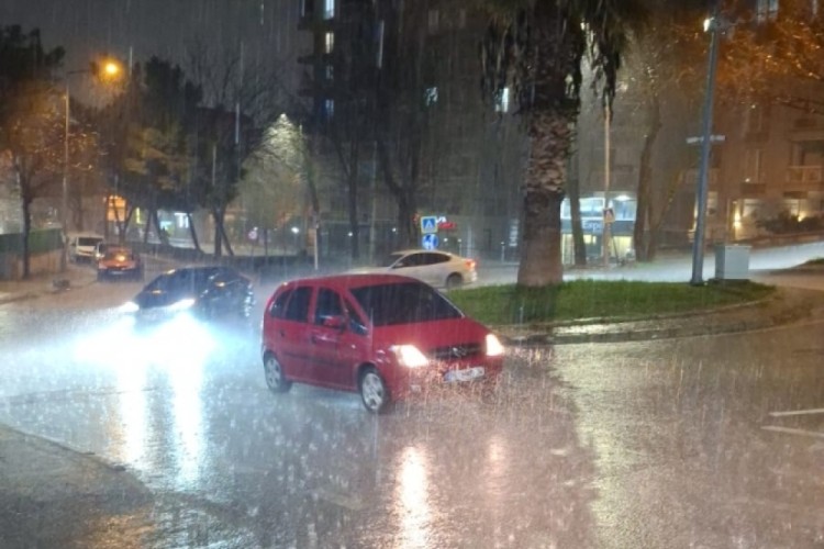 Bursa'da sağanak etkili oluyor