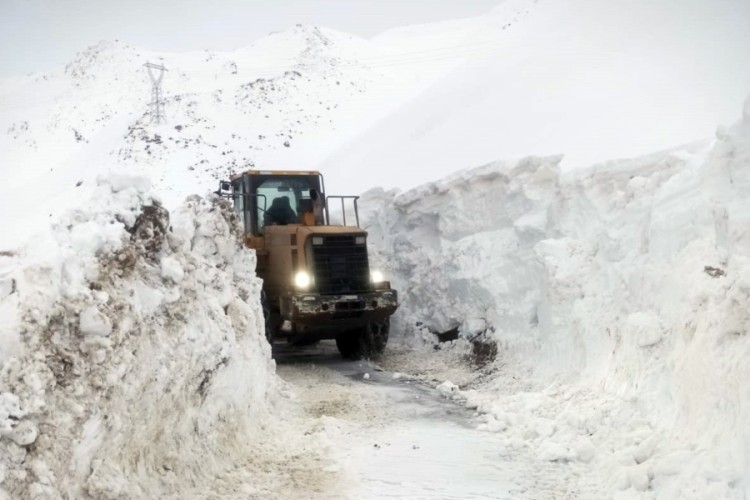 Çığ tehlikesi nedeniyle karla mücadele çalışmaları durduruldu