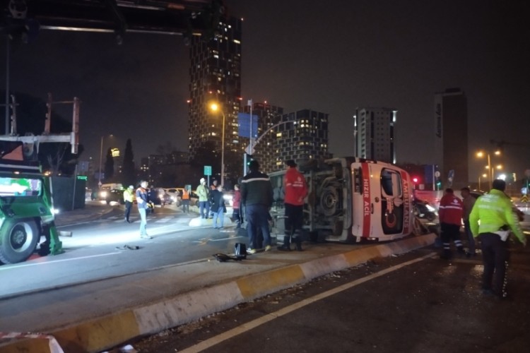 Ambulans ile cip kafa kafaya çarpıştı: 3 yaralı