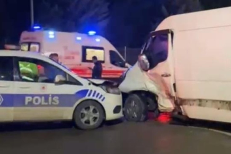 Otomobil, devriye gezen polis aracına &ccedil;arptı! 2'si polis 3 yaralı