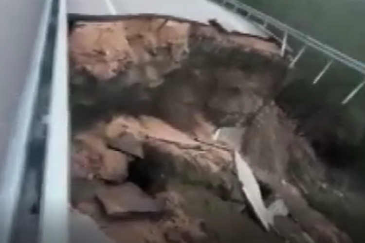 Kara yolu &ccedil;&ouml;kt&uuml;! Devasa &ccedil;ukur oluştu...
