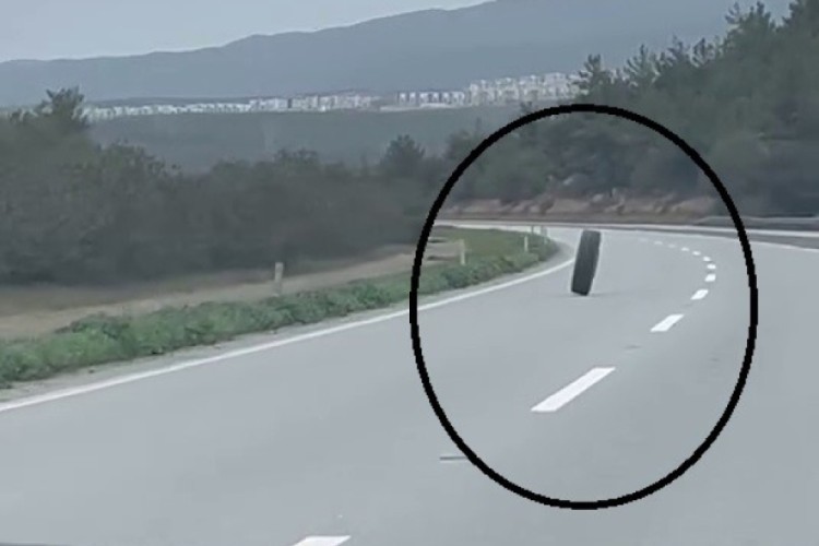 Tırın lastiği fırladı, otobanda metrelerce ilerledi!