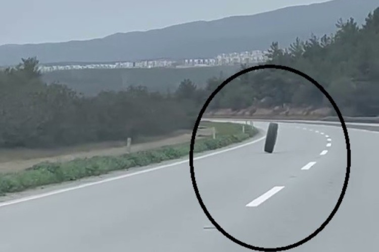 Tırdan fırlayan lastik otobanda y&uuml;zlerce metre ilerledi