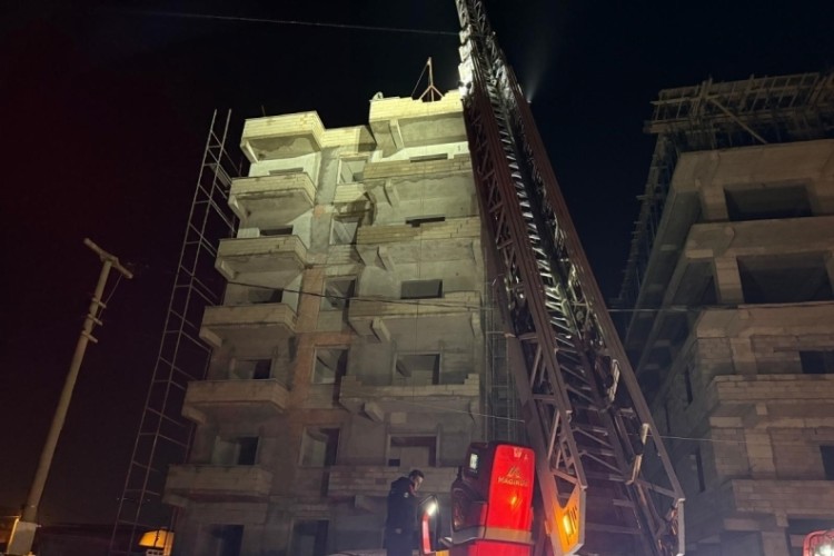 İntihara kalkışan şahsı itfaiye ve polis ekipleri vazge&ccedil;irdi