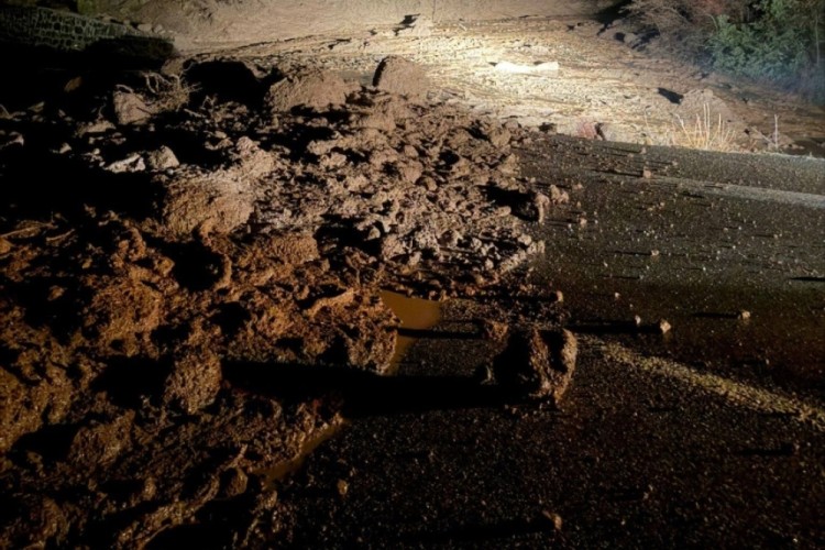 Bolu'da yol heyelan nedeniyle ulaşıma kapandı