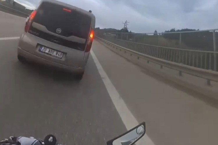 Bursa'da dehşet anları: Motosiklet sürücüsü arka camdan içeri girdi!