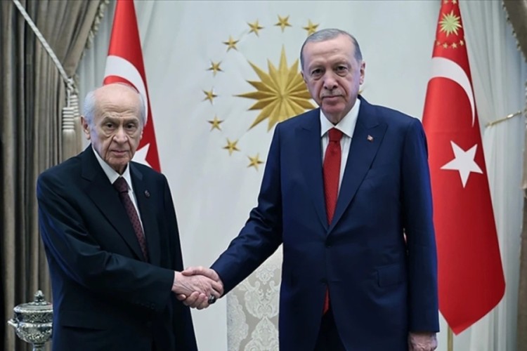 Cumhurbaşkanı Erdoğan'dan MHP lideri Bah&ccedil;eli'ye 57 g&uuml;ll&uuml; anlamlı hediye