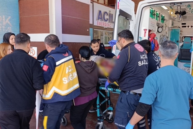 Tekeri &ccedil;ıkan otomobil takla attı: 1'i ağır 2 yaralı
