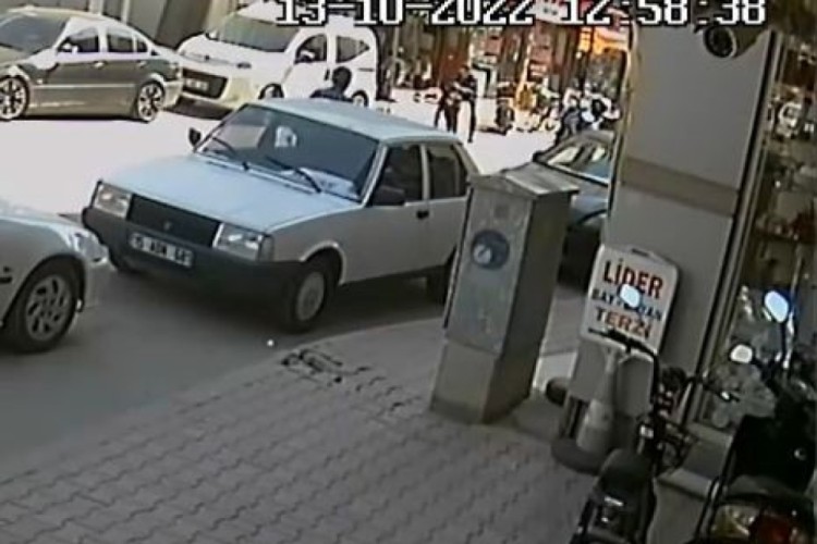 Silah &ccedil;ekmeye &ccedil;alıştığı jandarmanın dikkati faciayı &ouml;nledi