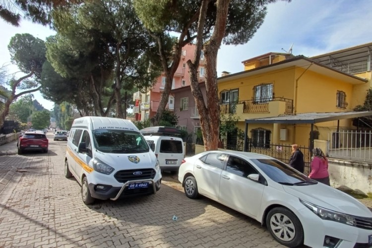 Yaşlı &ccedil;ift evinde bı&ccedil;aklanarak &ouml;ld&uuml;r&uuml;lm&uuml;şt&uuml;: "Evde boş altın keseleri bulundu"