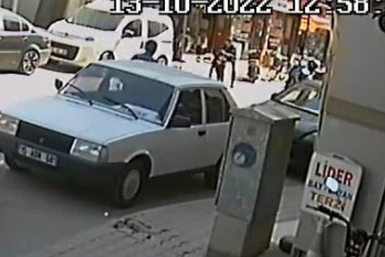Jandarmanın dikkati faciayı &ouml;nledi! Saniye saniye kamerada...