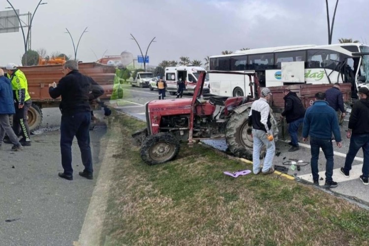 Manisa'da feci kaza! 5 ara&ccedil; birbirine girdi