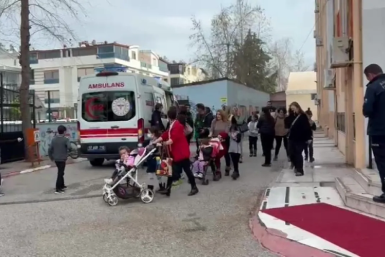 Antalya'da ilkokulda yangın paniği! &Ouml;ğrenciler tahliye edildi