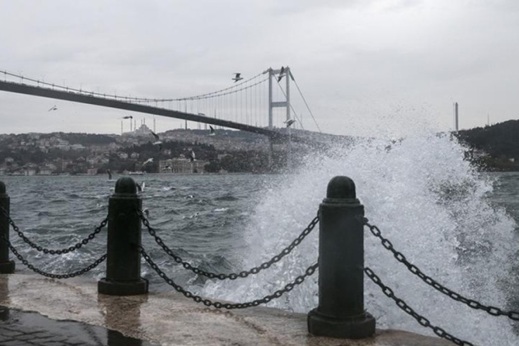 İstanbul'a fırtına uyarısı! Valilik a&ccedil;ıkladı: Bu saatlere dikkat