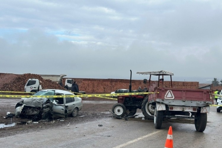 Çorum'da traktör otomobille çarpıştı: 1 ölü, 2 yaralı