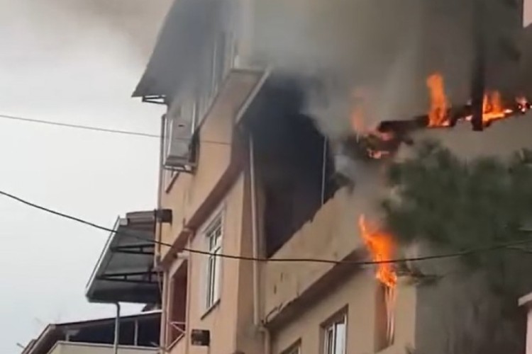 Bursa'da 3 katlı binada yangın! Hızlı müdahale faciayı önledi...