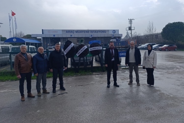 Balıkesir'de TÜVTÜRK önünde siyah çelenkli protesto