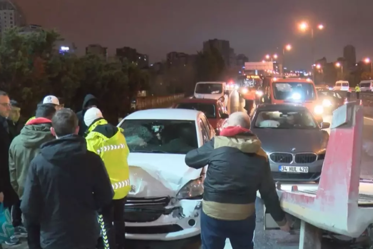 Zincirleme trafik kazası! 8 araç birbirine girdi