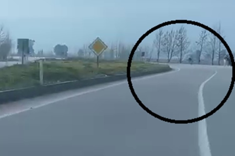 Akrobatik hareketler yapan motosiklet s&uuml;r&uuml;c&uuml;s&uuml; tarlaya u&ccedil;tu
