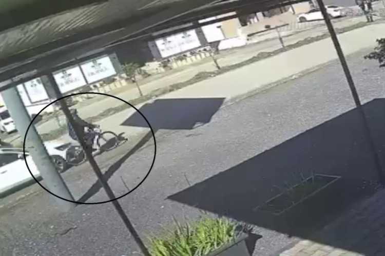 Otomobilin &ccedil;arptığı bisikletli adam &ouml;ld&uuml;