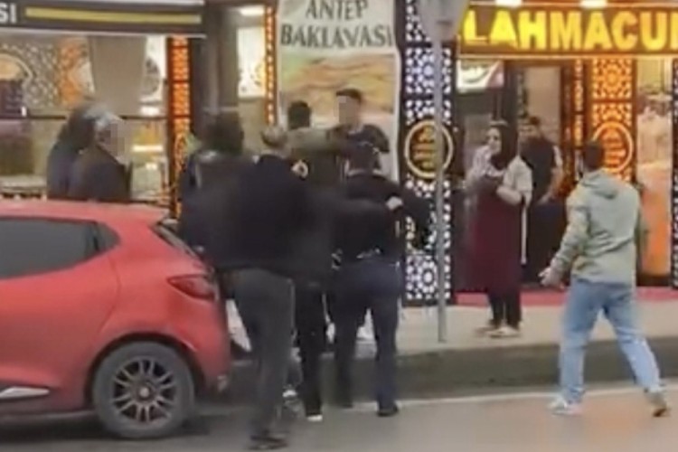 Aralarına aldıkları kişi tekme tokat d&ouml;vd&uuml;ler: O anlar kamerada