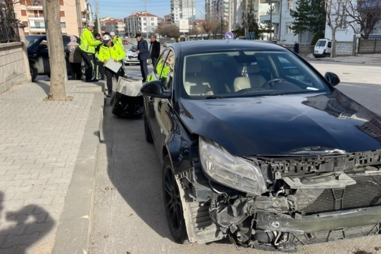 Karaman'da ciple otomobil &ccedil;arpıştı: 1 yaralı