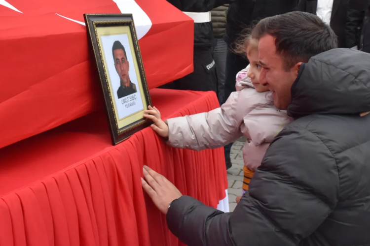 Polis babaya son veda! K&uuml;&ccedil;&uuml;k kızın tabutu sevdiği anlar y&uuml;rek yaktı