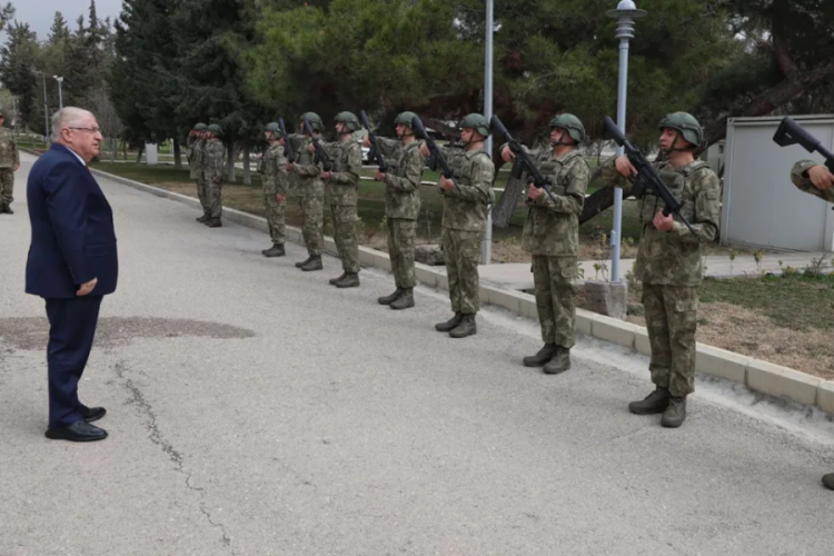 Milli Savunma Bakanı G&uuml;ler Suriye sınırında!