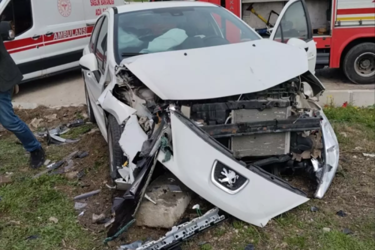 Adana'da iki otomobil &ccedil;arpıştı! 3 kişi yaralandı