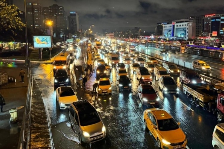 İstanbul'da trafik yoğunluğu y&uuml;zde 80'e kadar &ccedil;ıktı