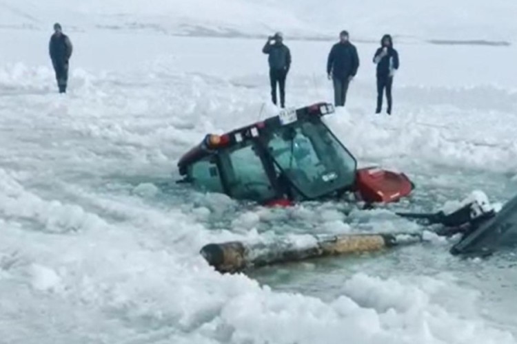 &Ccedil;ıldır G&ouml;l&uuml;'nde buz kırıldı, trakt&ouml;r suya g&ouml;m&uuml;ld&uuml;