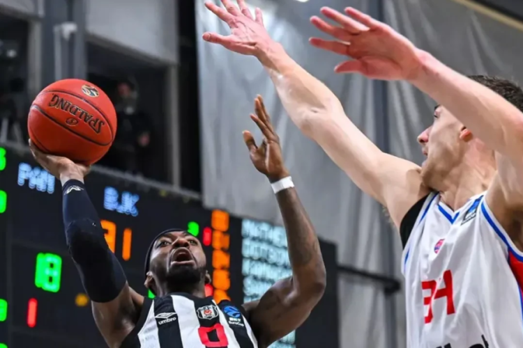 Yunanistan'da skandal pankart! Beşiktaş ve Türk polisi hedef alındı 