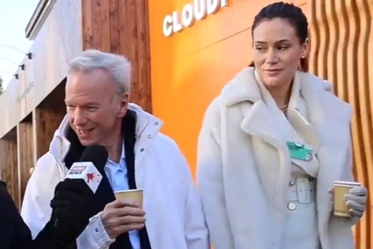 70 yaşındaki Google eski CEO'su, ünlü politikacının 27'lik kızıyla görüntülendi