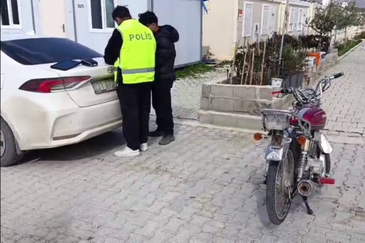 Ehliyetsiz motosikletlinin sosyal medya şovu pahalıya patladı