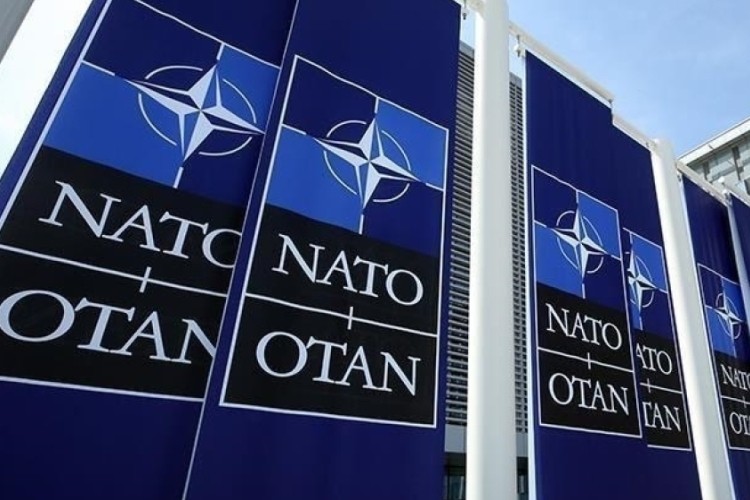 NATO, Türk F-16'sının Romanya hava sahasında yakıt ikmali yaptığı anları paylaştı